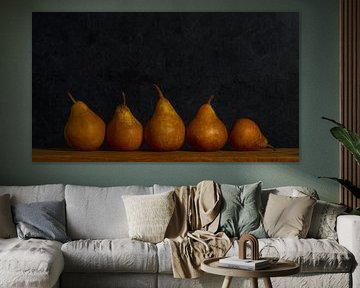 Stillleben mit fünf Birnen – stilvolle Wanddekoration für Ihr Zuhause von John Goossens Photography