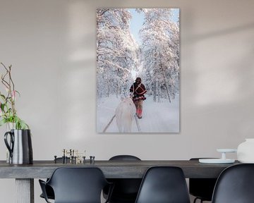 Sami met rendier in het bos | reisfotografie print | Zweden Lapland van Kimberley Jekel