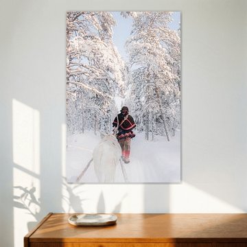 Sami mit Rentieren im Wald | Reisefotografie Druck | Schweden Lappland
