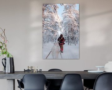 Sami met rendier in het bos | reisfotografie print | Zweden Lapland
