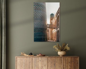 Doorkijkje met zonlicht en turquoise mozaïek toren | reisfotografie print | Khiva Oezbekistan