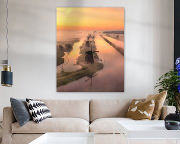 Sonnenaufgang in Kinderdijk - Windmühlen im Nebel und Spiegelung von Ewold Kooistra