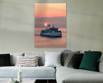 Veerboot op de Waddenzee bij Zonsondergang van Ewold Kooistra