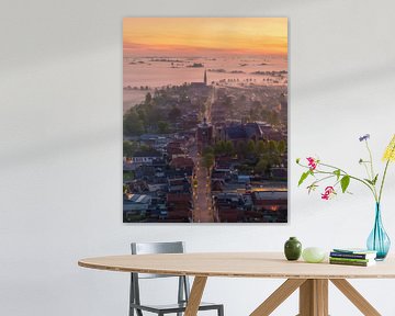 Zonsopkomst boven Workum – Elfstedenstad in Mist en Gouden Licht van Ewold Kooistra