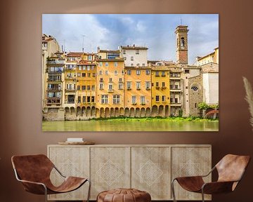 Maisons historiques colorées et clocher d'église sur l'Arno à Florence sur Marc Venema