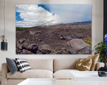 Rotes Lavagestein am schneebedeckten Vulkan Ätna - Sizilien