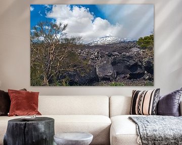 Schneebedeckter Vulkan Ätna am Krater Silvestri in Sizilien