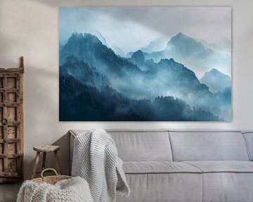 Nebliges Blau zwischen Berggipfeln von Femea Stille Landschappen