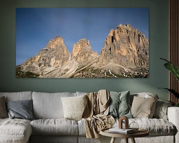 Het Langkofelmassief bij nacht, met sterrensporen tussen de wolken