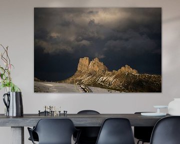 Spectaculaire wolkenlucht met ochtendzon in de Dolomieten