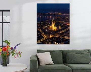 Nijmegen by Night - Stevenskerk et Waalbrug dans la lumière dorée sur Ewold Kooistra