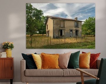 Verlassenes Haus an einer französischen Landstraße