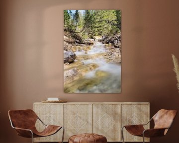 Frühlingshafte Berglandschaft im Wettersteingebirge mit grünen Wiesen und markanten Gipfeln. von Miriam Schwarzfischer Fotografie