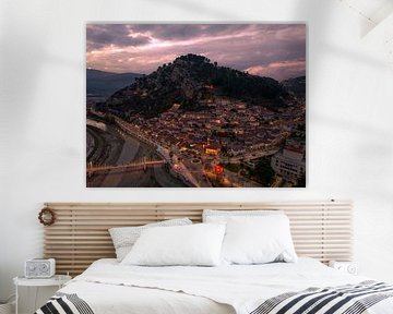 Berat bij Avondlicht – De Stad van Duizend Ramen van Ewold Kooistra