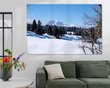 Verschneite Buckelwiesen bei Mittenwald, eingebettet in die winterliche Bergwelt der Alpen.