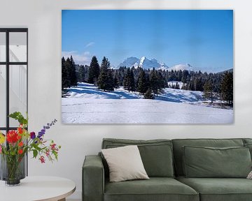 Verschneite Buckelwiesen bei Mittenwald, eingebettet in die winterliche Bergwelt der Alpen.