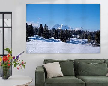 Verschneite Buckelwiesen bei Mittenwald, eingebettet in die winterliche Bergwelt der Alpen. von Miriam Schwarzfischer Fotografie