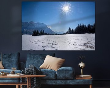 Verschneite Buckelwiesen bei Mittenwald, eingebettet in die winterliche Bergwelt der Alpen. von Miriam Schwarzfischer Fotografie