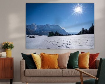 Verschneite Buckelwiesen bei Mittenwald, eingebettet in die winterliche Bergwelt der Alpen.