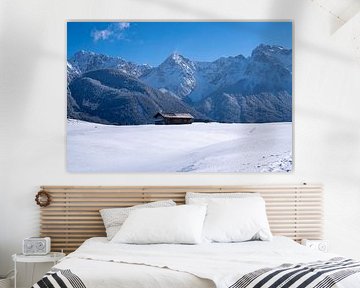 Verschneite Buckelwiesen bei Mittenwald, eingebettet in die winterliche Bergwelt der Alpen.