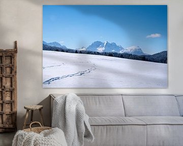 Verschneite Buckelwiesen bei Mittenwald, eingebettet in die winterliche Bergwelt der Alpen.