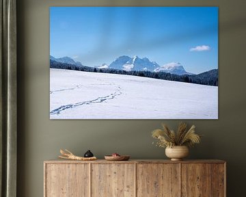 Verschneite Buckelwiesen bei Mittenwald, eingebettet in die winterliche Bergwelt der Alpen.