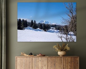 Verschneite Buckelwiesen bei Mittenwald, eingebettet in die winterliche Bergwelt der Alpen.