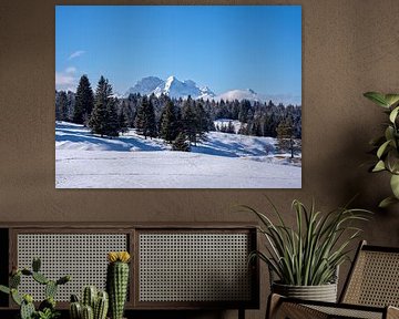 Verschneite Buckelwiesen bei Mittenwald, eingebettet in die winterliche Bergwelt der Alpen.