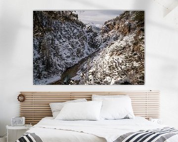 Les gorges du Gleiersch en hiver avec de la neige, de la glace et des icônes suspendues. sur Miriam Schwarzfischer Fotografie