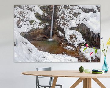 Chute d'eau s'écoulant dans les gorges de Gleiersch près de Scharnitz dans les Alpes autrichiennes. sur Miriam Schwarzfischer Fotografie