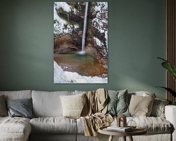 Chute d'eau s'écoulant dans les gorges de Gleiersch près de Scharnitz dans les Alpes autrichiennes. sur Miriam Schwarzfischer Fotografie
