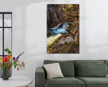 Chute d'eau s'écoulant dans les gorges de Gleiersch près de Scharnitz dans les Alpes autrichiennes. sur Miriam Schwarzfischer Fotografie