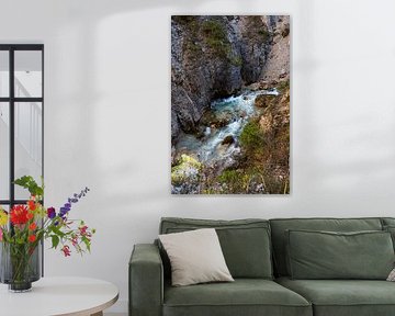 Chute d'eau s'écoulant dans les gorges de Gleiersch près de Scharnitz dans les Alpes autrichiennes. sur Miriam Schwarzfischer Fotografie