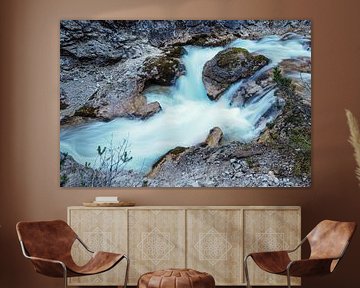 Chute d'eau s'écoulant dans les gorges de Gleiersch près de Scharnitz dans les Alpes autrichiennes. sur Miriam Schwarzfischer Fotografie
