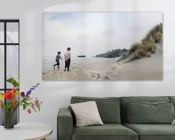 Spelende kinderen op klompen op het strand van Affect Fotografie