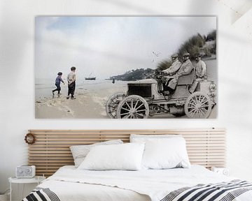 Spelende kinderen en een automobiel op het strand van Affect Fotografie