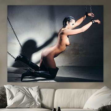 Sehr schöne nackte Frau im Bondage-BDSM-Stil fotografiert