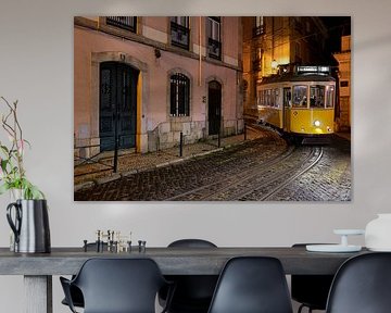 Straßenbahn in Lissabon bei Nacht – Zeitlose Urbanität Portugals von Rolf Schnepp
