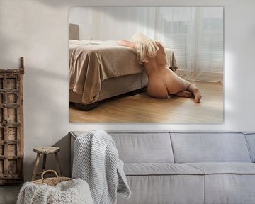 Hele mooie naakte vrouw in een slaapkamer boudoir setting