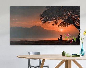 Person unter Baum bei Sonnenuntergang von MNS Designs