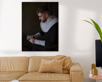 Un monsieur lit sur Affect Fotografie