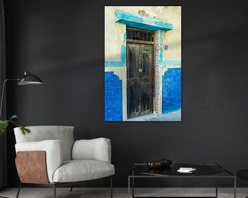 Oriental entrance hall with blue walls by Patricia Hofmeester