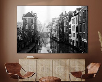 Oudegracht in Utrecht en de Gaardbrug gezien vanaf de Maartensbrug in zwart-wit van André Blom Fotografie Utrecht