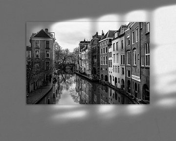 Oudegracht in Utrecht und die Gaardbrug von der Maartensbrug aus gesehen in Schwarz-Weiß. von De Utrechtse Grachten