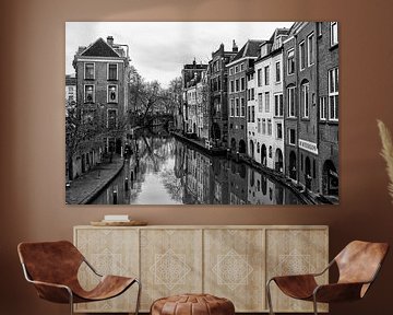 Oudegracht in Utrecht en de Gaardbrug gezien vanaf de Maartensbrug in zwart-wit
