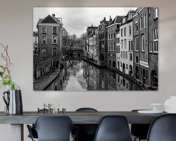Oudegracht in Utrecht und die Gaardbrug von der Maartensbrug aus gesehen in Schwarz-Weiß. von De Utrechtse Grachten