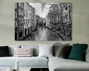 Oudegracht in Utrecht en de Maartensbrugbrug gezien vanaf de Gaardbrug in zwart-wit van De Utrechtse Grachten