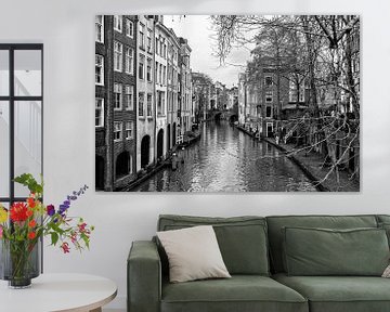 Oudegracht in Utrecht en de Maartensbrugbrug gezien vanaf de Gaardbrug in zwart-wit van De Utrechtse Grachten