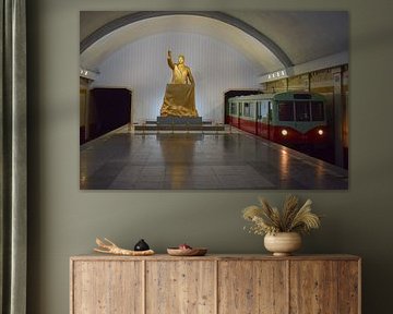 Pyongyang Metro with statue of Kim