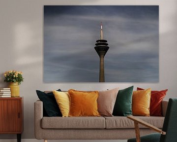 Fernsehturm Düsseldorf vor bewölktem Himmel von Christian Nastula